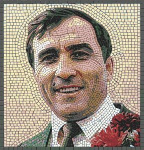 Мозаичный портрет улыбающегося мужчины с цветком