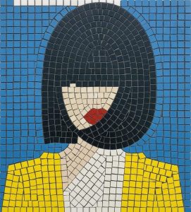 Мозаичный портрет женщины в желтом жакете