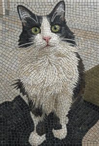 Классическая мозаика портрета кошки с зелеными глазами