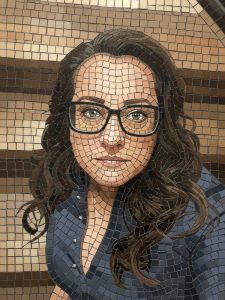 Мозаичный портрет женщины в очках