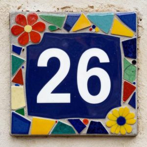 Мозаичная табличка с номером квартиры 26 в технике Тренкадис