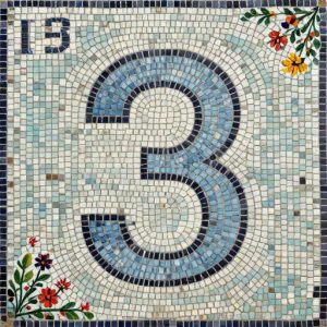 Мозаичный номер квартиры 3 с цветами