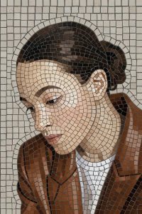 Мозаичный портрет задумчивой женщины