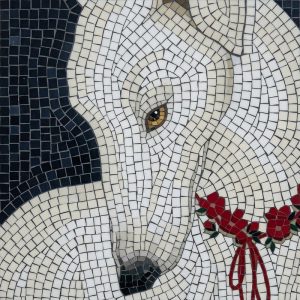 Мозаичный портрет собаки с красными цветами