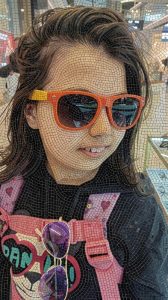 Мозаичный портрет девочки в оранжевых очках