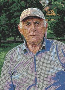 Мозаичный портрет пожилого мужчины в кепке