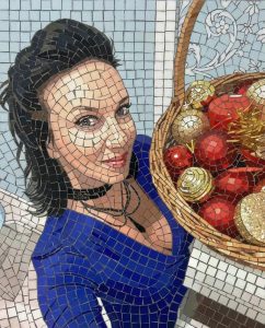 Мозаичный портрет женщины с новогодними украшениями