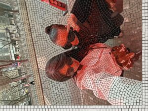 Мозаичный портрет пары в городе