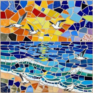 Яркая мозаика Trencadís с пейзажем и чаеками