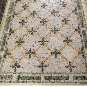 Классическая геометрическая мозаика с золотыми кругами