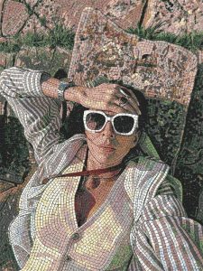 Мозаичное панно «Женщина в солнечных очках»