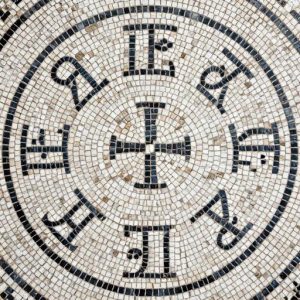 Круглая мозаичная столешница с рунами в стиле Opus Tessellatum