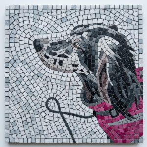 Мозаичный портрет собаки в розовом