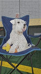 Мозаика «Белый пес в синем кресле»