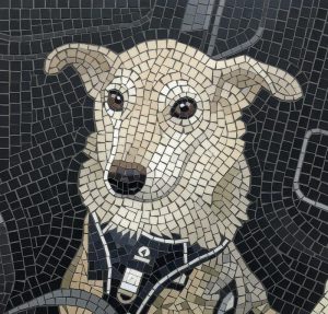 Мозаичный портрет собаки в классическом стиле