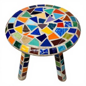 Табуретка с разноцветной мозаикой в стиле Тренкадис