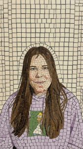 Мозаичный портрет девушки в лавандовом