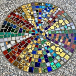 Цветная круглая мозаика с радиальным узором – на заказ