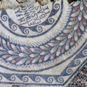 Классическая мозаика с античными узорами и надписями