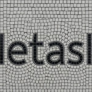 Абстрактная мозаика с типографикой в монохромном стиле