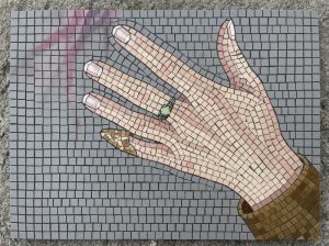 Мозаика «Рука с зеленым кольцом»