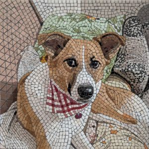 Мозаичный портрет собаки в красном платке