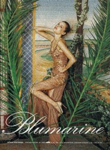 Элегантная женщина в золотом мозаичном платье