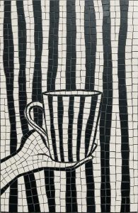 Черно-белая мозаика: Рука с полосатой чашкой