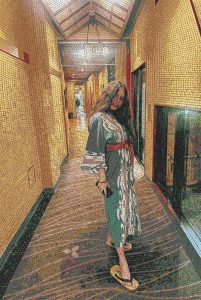 Мозаика «Женщина в золотом коридоре»