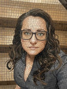 Мозаичный портрет женщины в очках