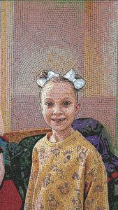 Мозаичный портрет улыбающейся девочки с бантами