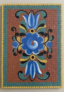 Витражный цветок на терракоте