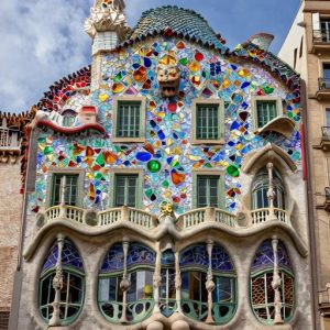 Мозаика в стиле Гауди: Архитектурный шедевр