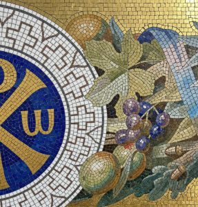 Классическая мозаика с виноградом и золотым орнаментом