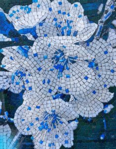 Мозаика «Белые цветы с синими акцентами»