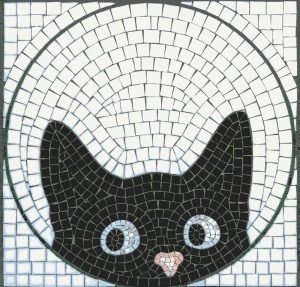 Черная кошка с белым лицом на мозаике