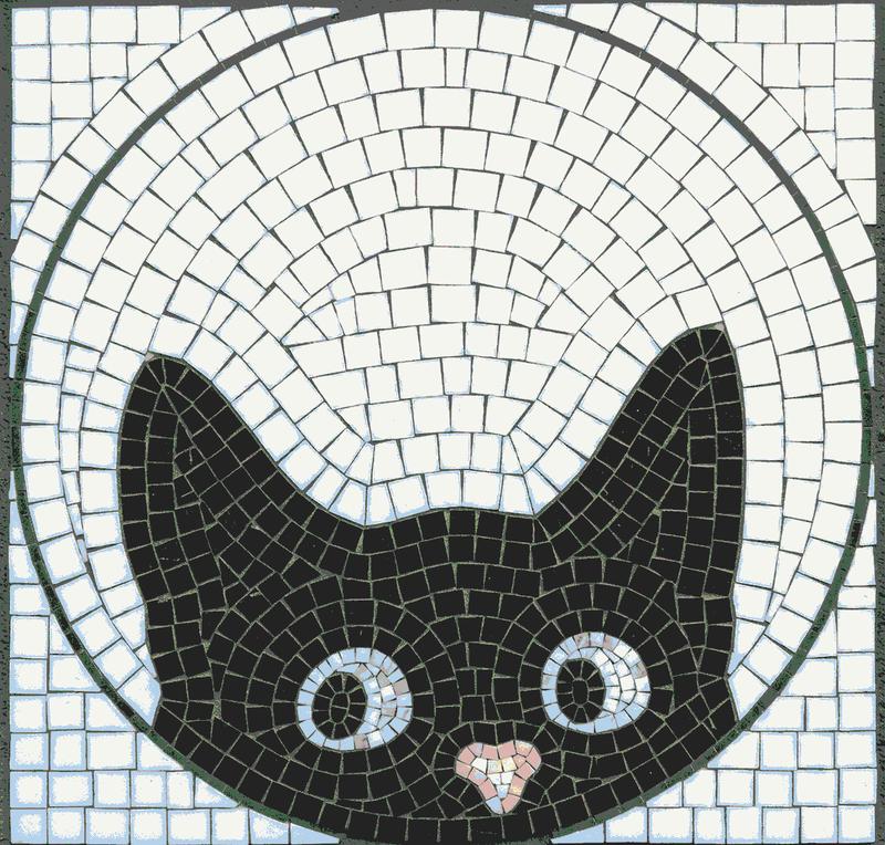 Черная кошка с белым лицом на мозаике