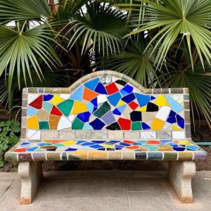 Яркая скамья в стиле Тренкадис на фоне пальм