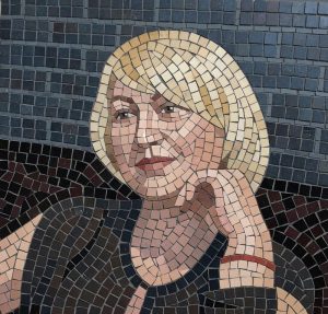 Мозаичный портрет задумчивой женщины