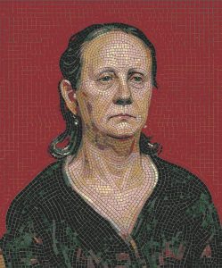 Мозаичный портрет женщины на красном фоне