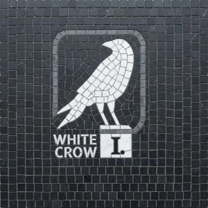 Мозаика «Белый ворон» — минималистичный арт