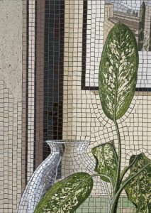 Классический мозаичный шедевр: ваза и растение