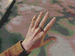 Мозаика «Рука с кольцом» — Искусство MELTI