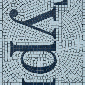 Абстрактное сине-белое мозаичное панно