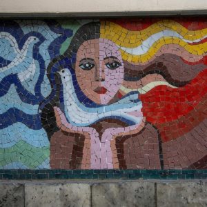 Мозаика «Мир и Гармония»: Женщина с голубем