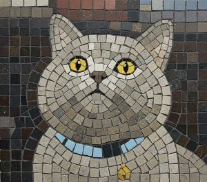 Мозаичный портрет кота с желтыми глазами