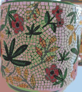 Красочный мозаичный череп с цветами
