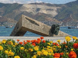 Мозаика: Бетонный монумент и яркие цветы
