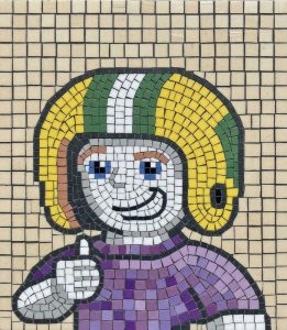 Веселый Мозаичный Герой в Каске