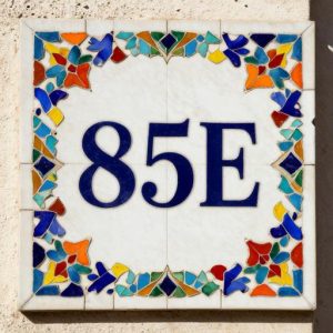 Мозаичная адресная табличка 85Е в стиле Тренкадис